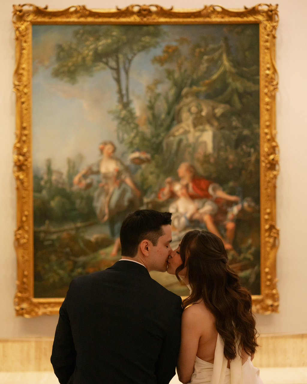 Pareja abrazada en exterior