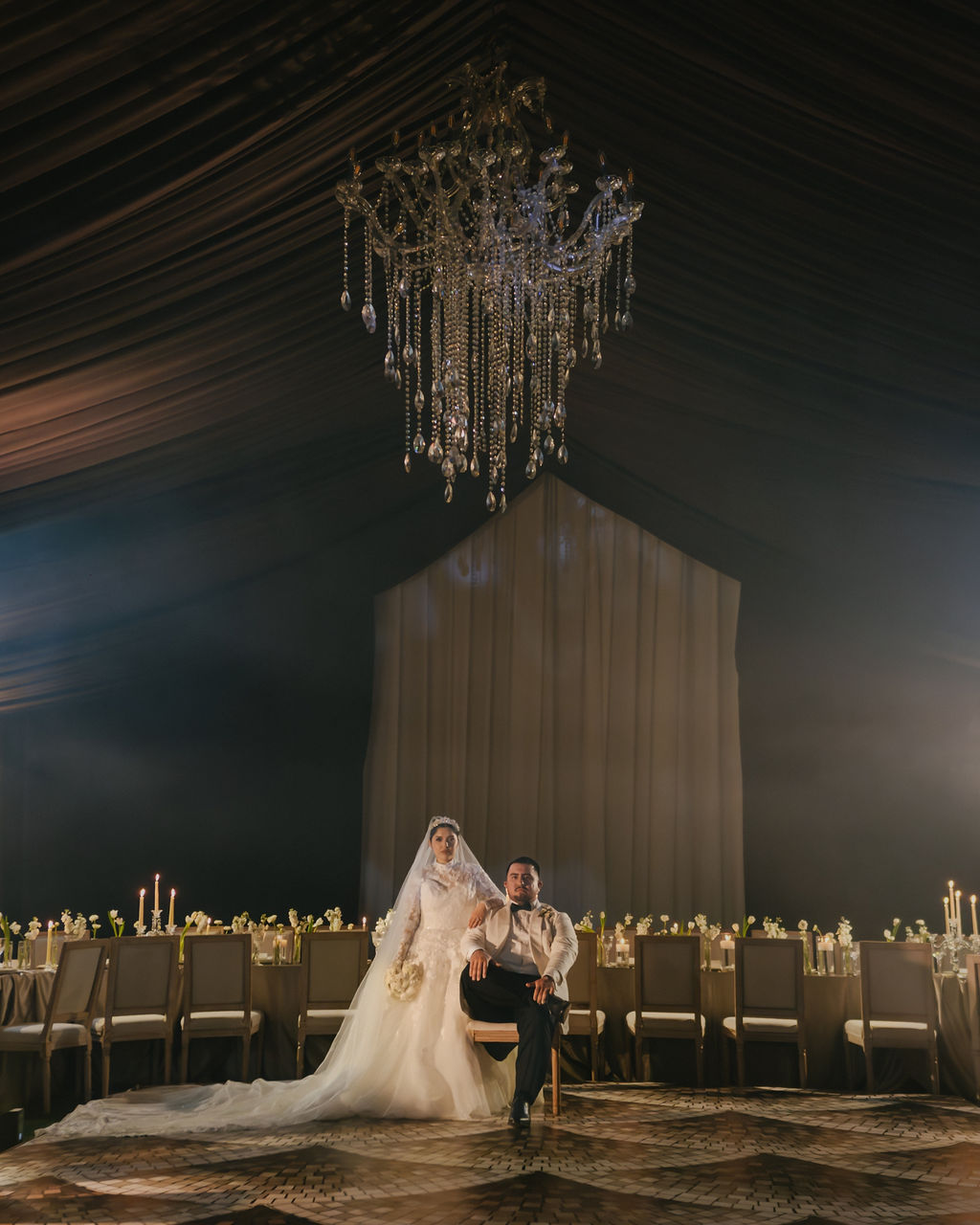 Ceremonia de boda elegante con invitados
