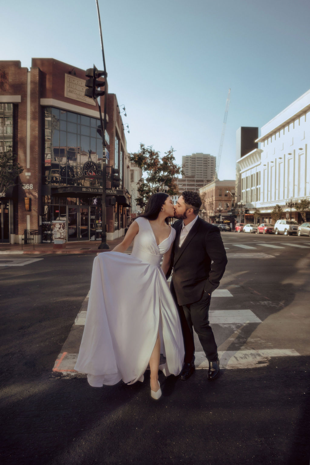 Novios celebrando con invitados