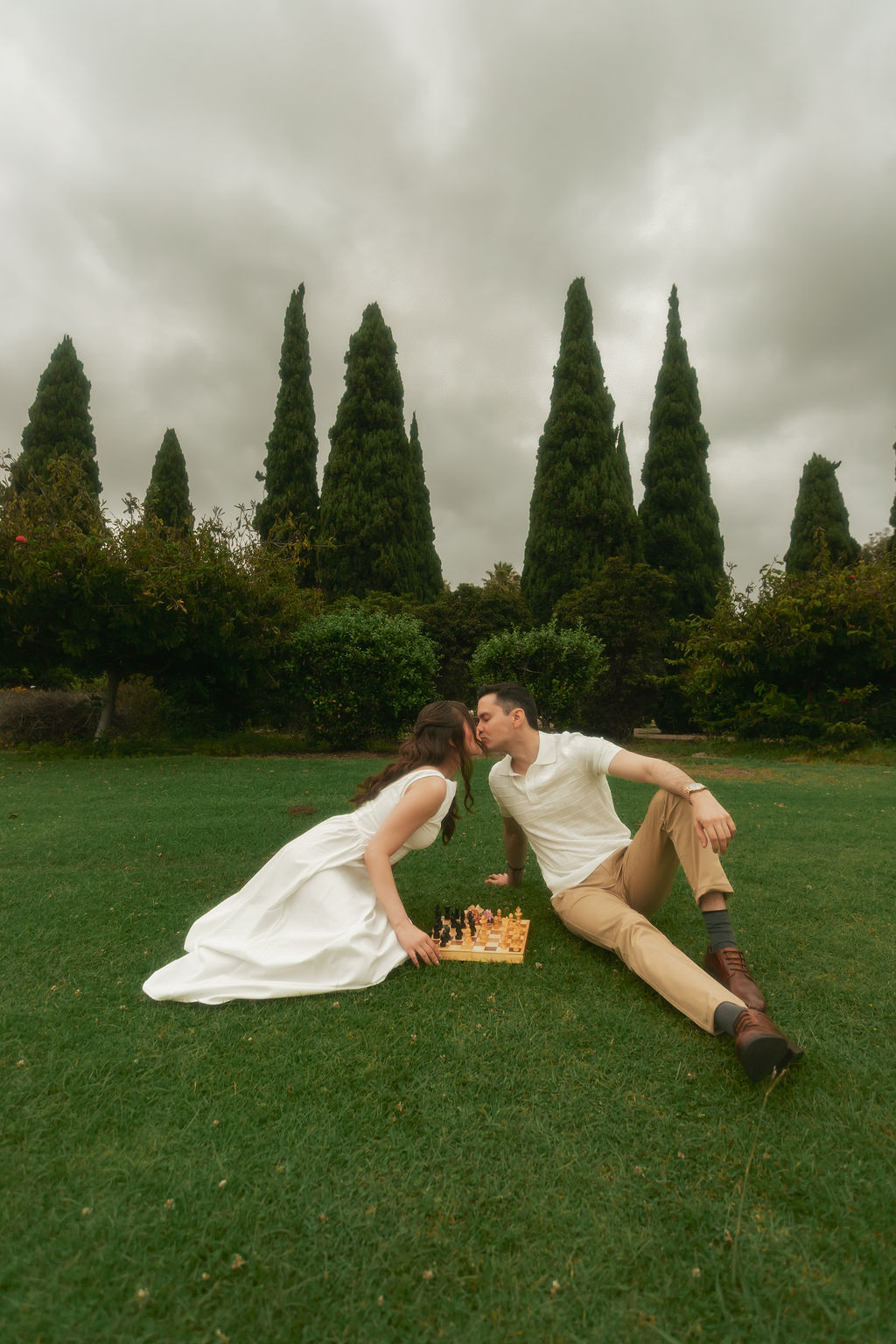 Novios caminando juntos en una boda al aire libre